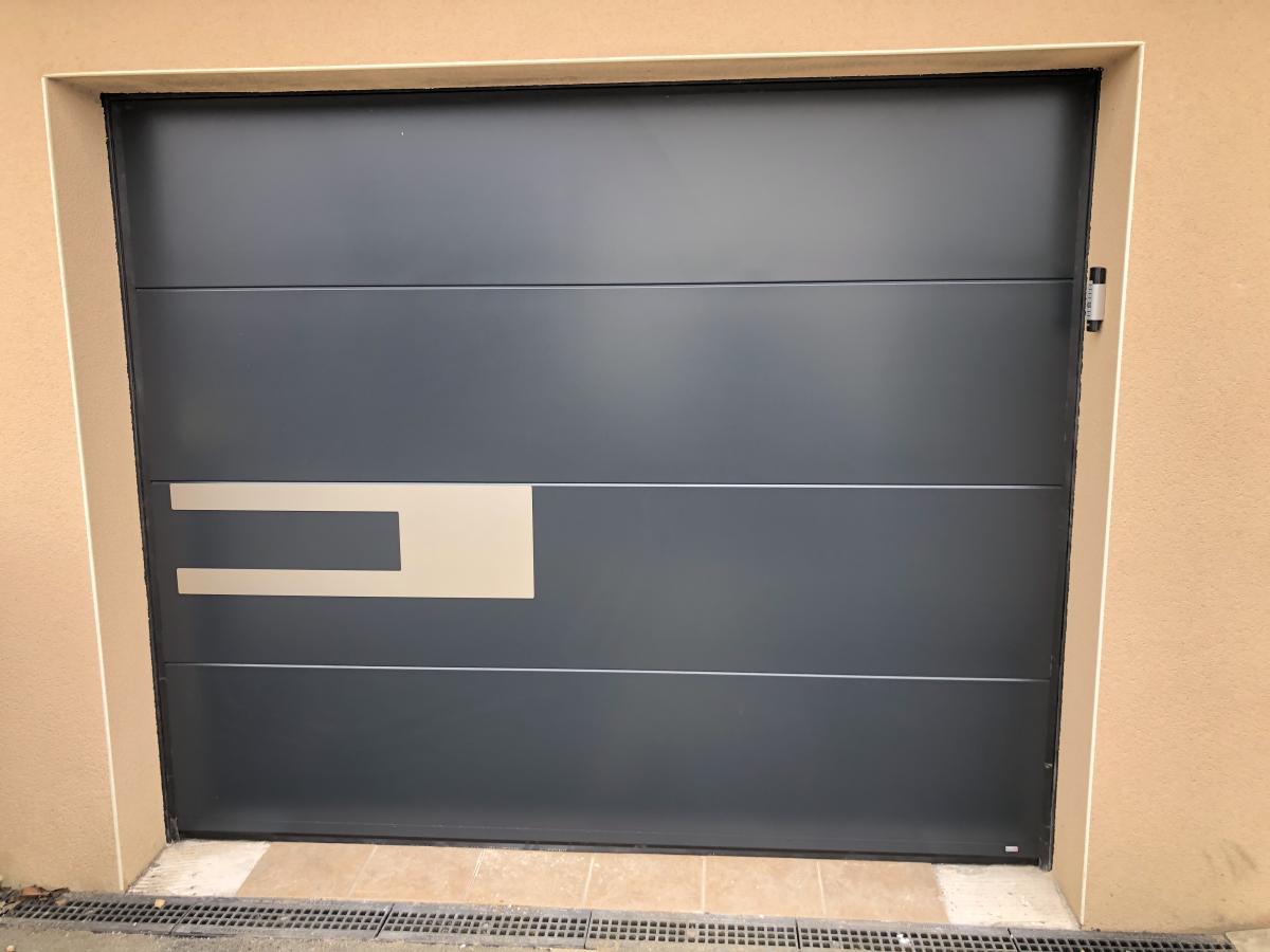 Porte de garage sectionnelle motorisé avec insert inox 